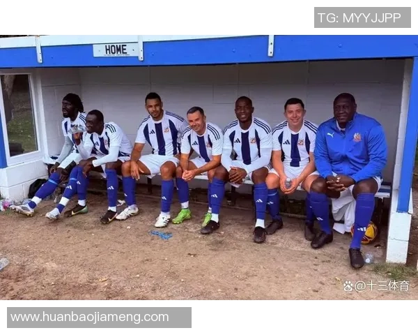 球星齐聚一堂共同合影展现足球荣耀与激情瞬间