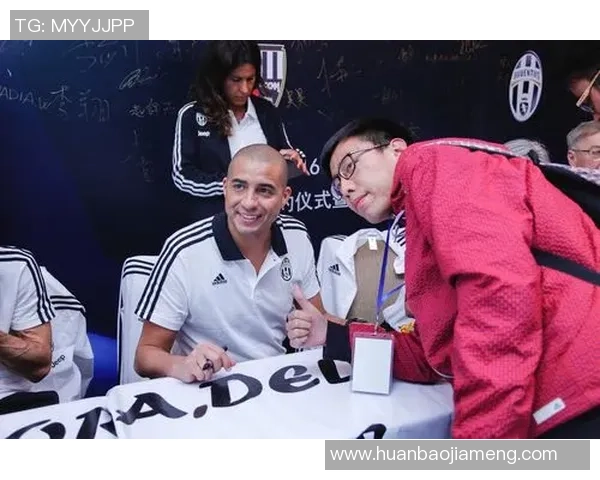 足球明星互签名活动掀起热潮 球迷与偶像零距离互动盛况空前